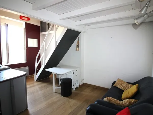 NIMES CENTRE VILLE Studio avec mezzanine de 22.34 m2 LC au 2ème et dernier étage. Copro soignée.