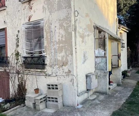 Maison non mitoyenne avec grand jardin Fort potentiel