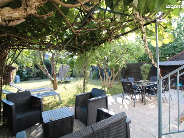 Maison 7 pièces, mitoyenne dans rue très calme