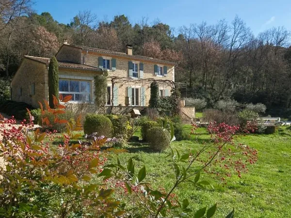 Bastide contemporaine. L'âme de la pierre, le confort d'aujourd'hui.