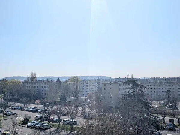 APPARTEMENT 2 PIECES + CAVE + PARKING - VOLETS MOTORISES