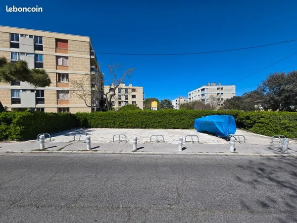 MARSEILLE 8ème Pointe-Rouge - Places de parking extérieures sécurisées par des arceaux