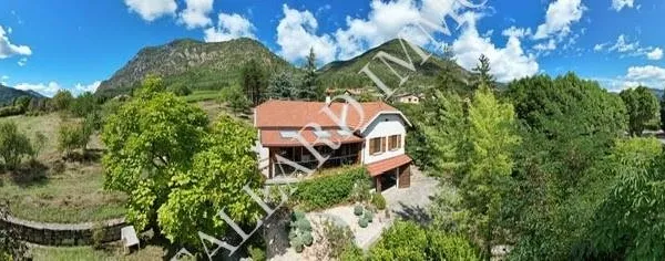Domaine rare à la vente à 15 mn de Tallard sur 16874 m2 de terrain.