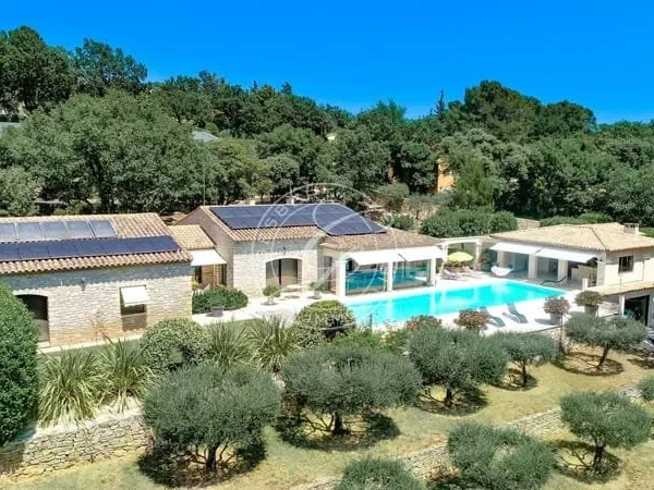 Flayosc - Propriété d'exception proche du village, piscine 18x5 mètres, dépendances