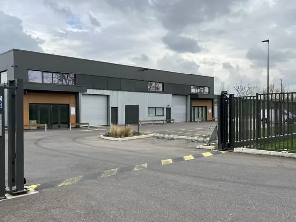 Local commercial 726 m²