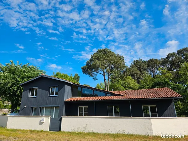 Maison aux beaux volumes face à la forêt