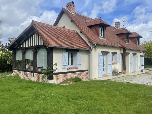 Proche Pont l'Evêque, dans village, maison 3 chambres avec garage.