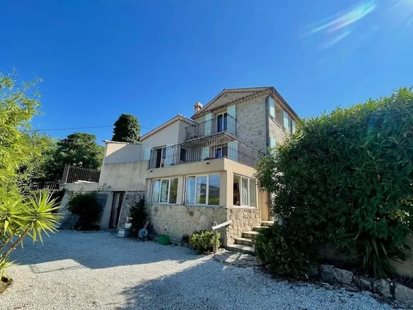 BERRE-LES-ALPES - VILLA EN PIERRE