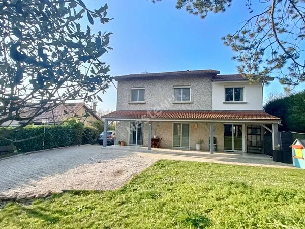 Diemoz: Maison de type 5 avec garage et piscine sur 1000 m² au calme.