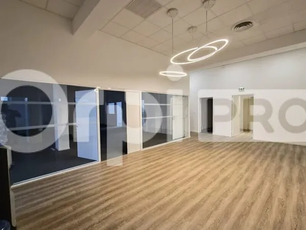 Bureau 250 m²