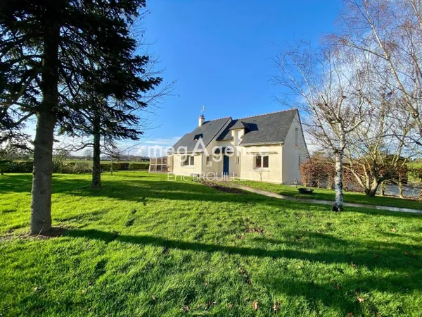 Maison au calme avec grand terrain et potentiel