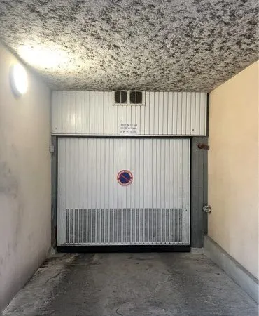 Place de parking sécurisée véhicule bas
