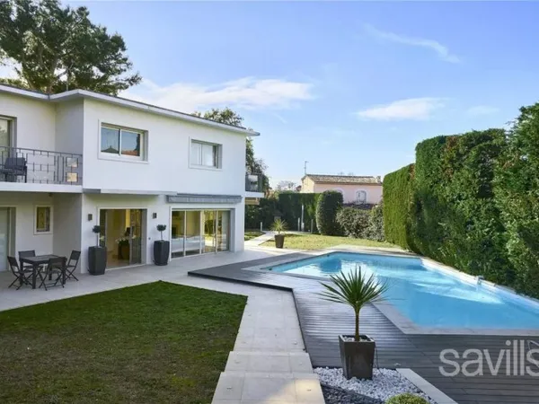 Villa moderne avec piscine chauffée