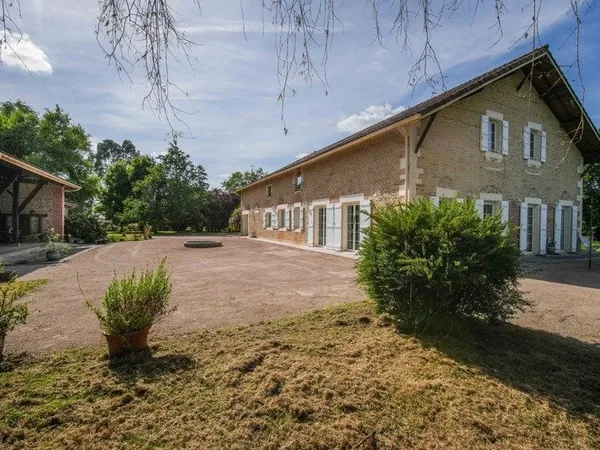 Propriété de Caractère et de charme proche de MONT DE MARSAN (40) - 430 M2 Habitables - Terrain 9000