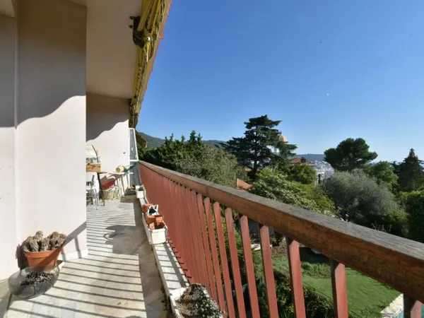 Appartement de trois, quatre pièces avec terrasse, garage et cave