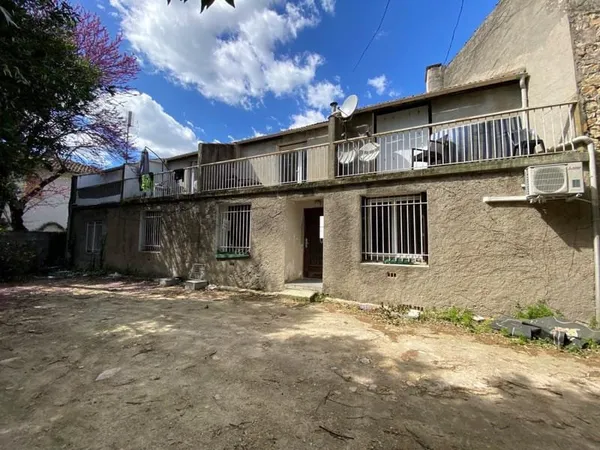 Nimes Saint Césaire,avec parking immeuble de rapport à vendr