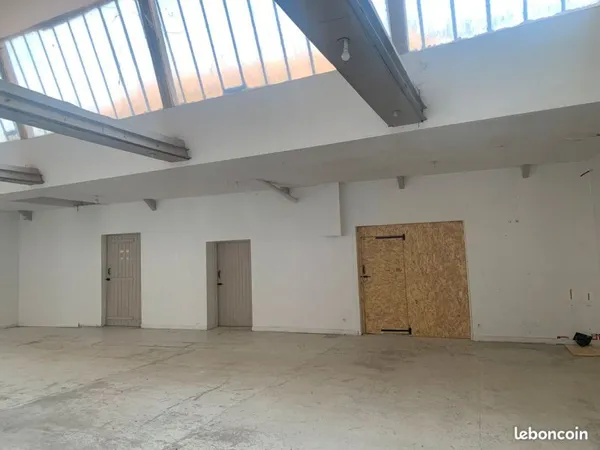 AOSTE BOX DE STOCKAGE 18 m² - BELLE HAUTEUR - LOCAL FERMÉ