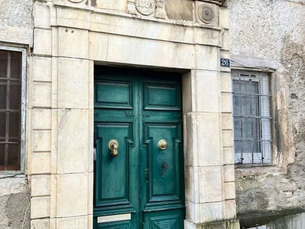 Maison de ville avec terrasse, 2 garages, 2 appt.