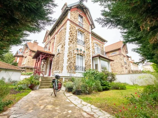 Magnifique meulière de 1905 au coeur de Champignol