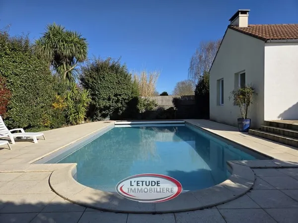 ST HILAIRE DE CHALEONS BOURG : Villa 222 m2 habitables, terr