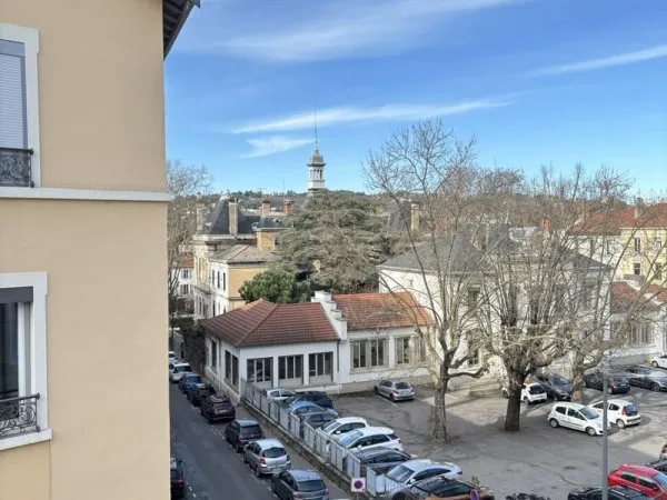 Oullins centre : T3 au dernier étage avec garage.