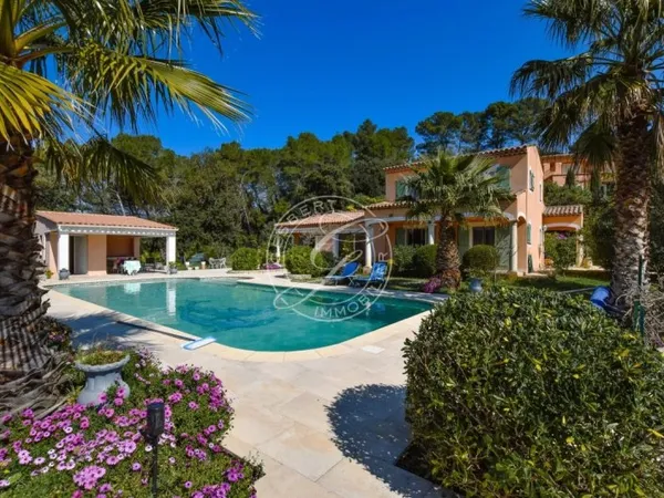 A VENDRE - FLAYOSC très belle villa avec vue dominante et piscine