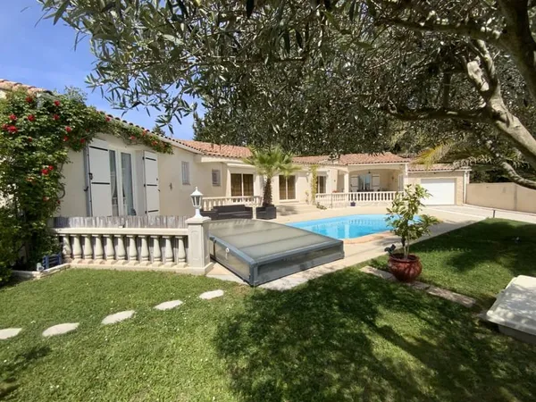 Villa de plain pied à 3 km d'Uzès , jardin paysagé avec piscine.