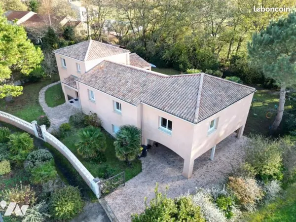 Maison 8 pièces 181 m²