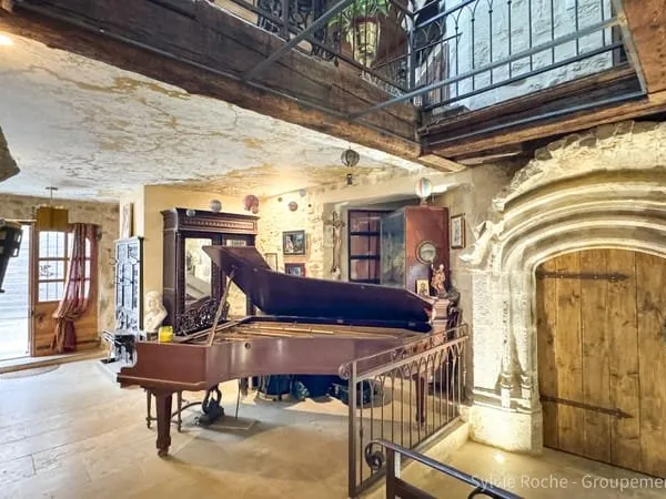 Château Historique du XIIe siècle avec Gîte, a proximité d'O