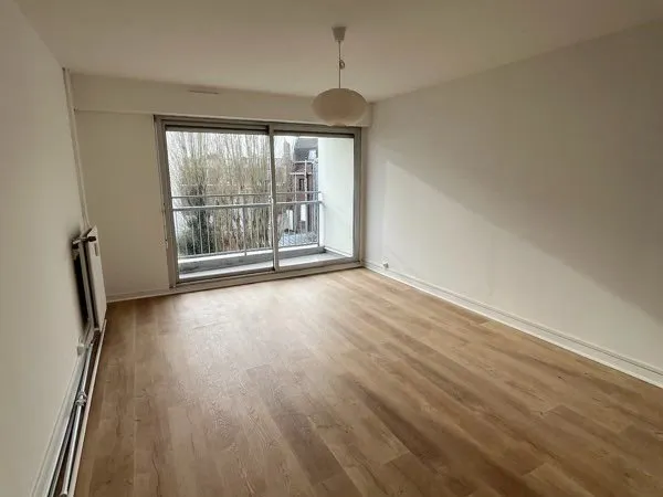 STUDIO 32 m2 AVEC PARKING PROCHE LA CATHO