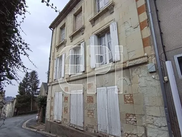 LOUDUN-Coeur de ville, grande maison ancienne d'environ 189m2 co