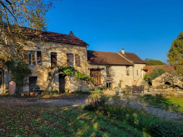 Superbe longère en pierre rénovée avec piscine, dépendances et potentiel locatif - Aveyron