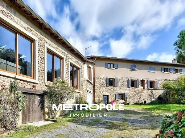 À vendre à Longessaigne Propriété de caractère avec piscin