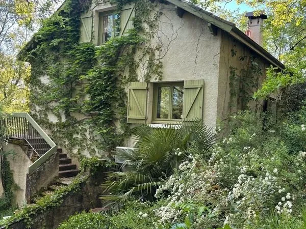 Maison lumineuse avec chambres d'hôtes au coeur d'un écrin arboré, proche de tous les services