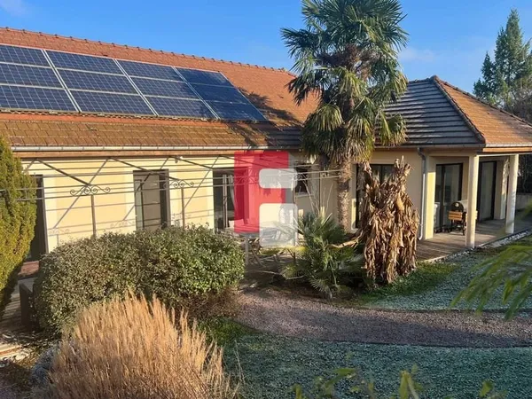 Belle maison de plain-pied 171 m2 avec jardin, bureau et esp