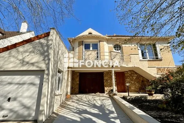 Maison 8 pièces 243 m²