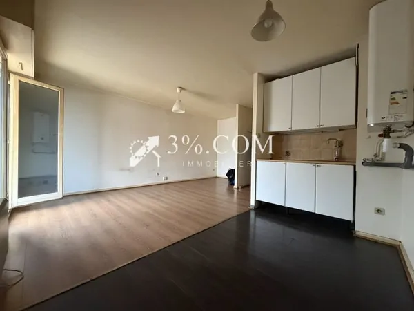 Studio 27,35m2 à rafraîchir entièrement avec balcon et cave