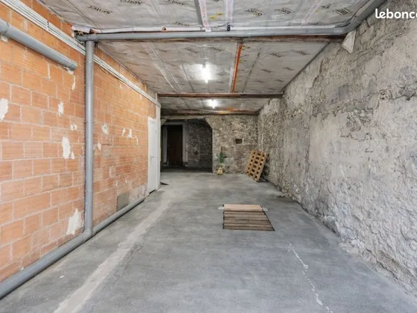 À LOUER - Grand garage environ avec cave voûtée - Idéal stockage / artisan