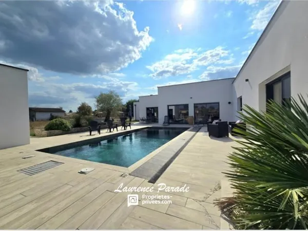 Maison contemporaine recente avec garage et piscine annexe