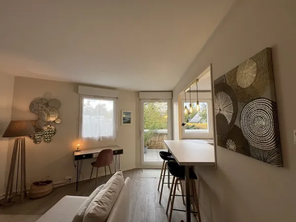 Loue bel appartement 45m² spacieux (agencement), confortable avec grande terrasse et parking. Très b