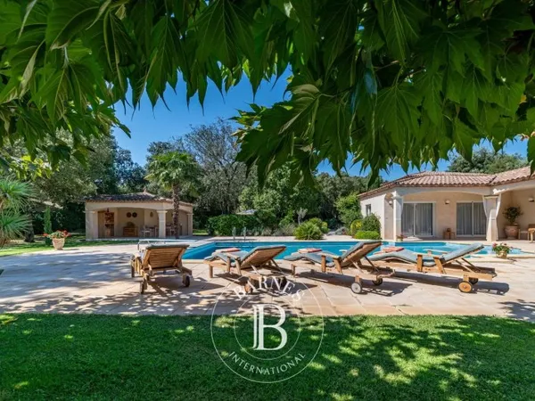 Castries, élégante villa néo-provençale de 300 m² au coeur d'un parc paysager de 4 500 m²