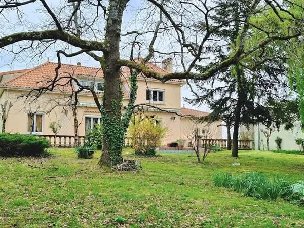 Grande maison familiale avec hangar d'environ 600 m2 sur plu