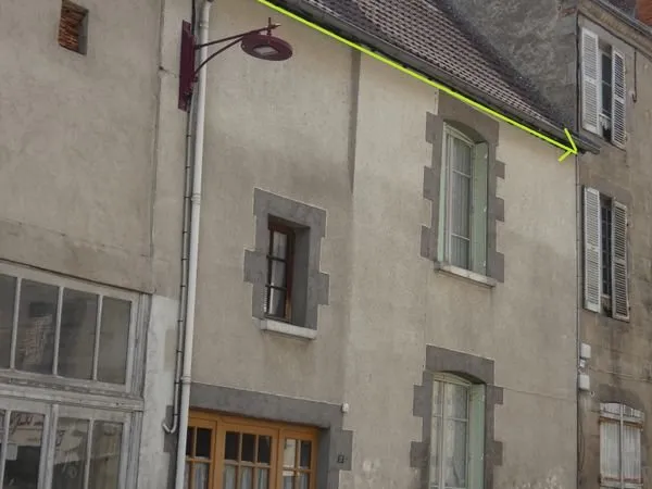 Jolie maison de bourg habitable de suite avec cour exposée plein sud, parking à proximité