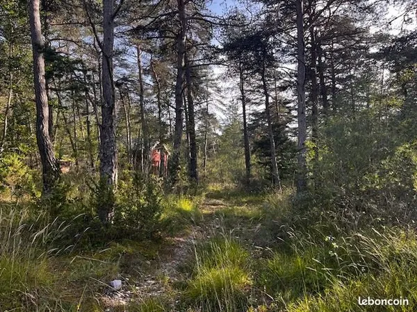 Terrain constructible à Le VERNET avec rivière