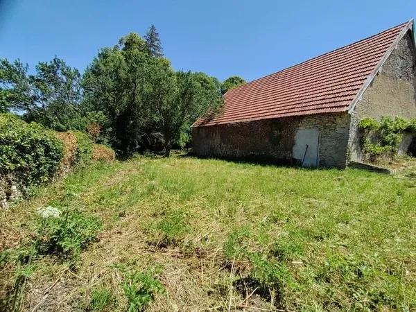 Beau terrain de 500 m² avec belle grange à rénovée!