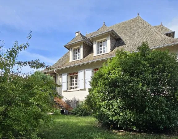 A Naucelles, à Vendre Maison de type 7 d'une surface de 142 m² avec jardin arboré et garage.