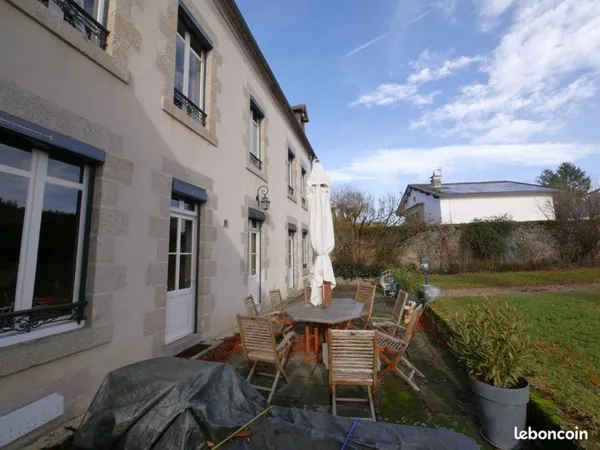 Maison de caractère 230 m²- Prestations haut de gamme - jardin 2000 m2 sans vis-à-vis - coeur de vil