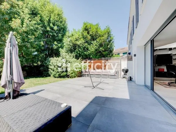 Maison 7 pièces 335 m²