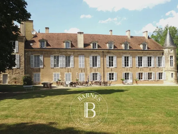 Château du XVème et XVIIIème siècles sur la route de Vézelay