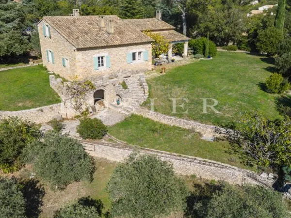 Cabrières-d'Avignon, maison en pierres avec terrain paysagé offr